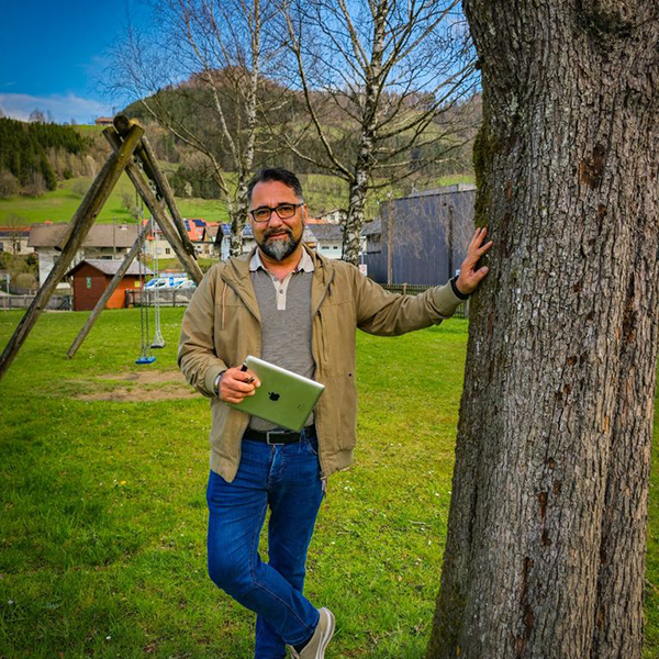 Markus Großsteiner bei einer Baumbegutachtung