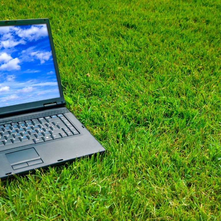 Laptop im Gras